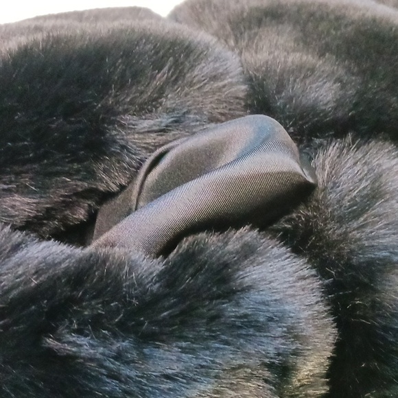 Black Faux Fur Vest. - Picture 7 of 8